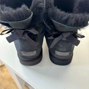 UGG Mini Bailey Bow II  size 9